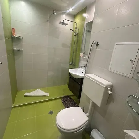 2 Bedroom Apt, Near Subway